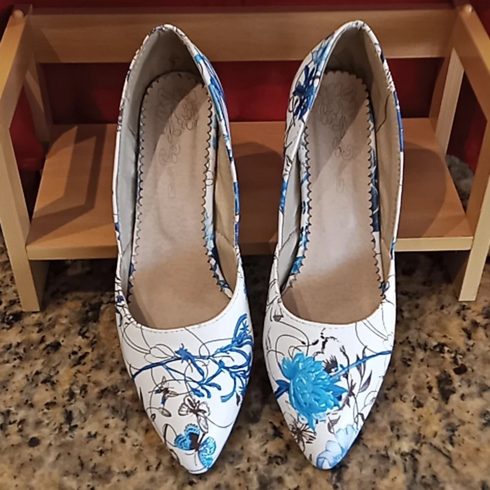 Lady's High Heels. Pointed Toe. Flower and Butterflies Pattern. Very Clean. - Picture 3 of 16